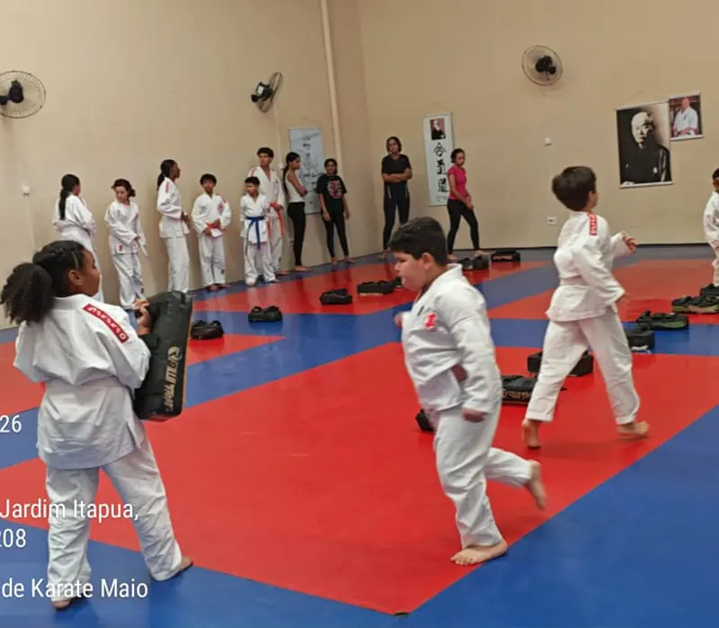 Adolescentes treinando Karate Kyokushin