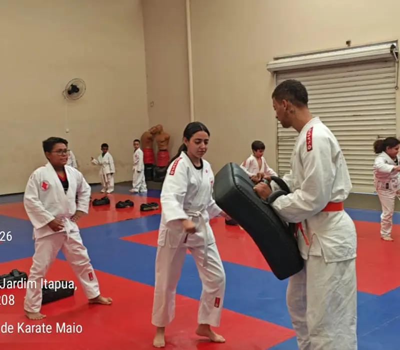 Criança executando kata de Karate